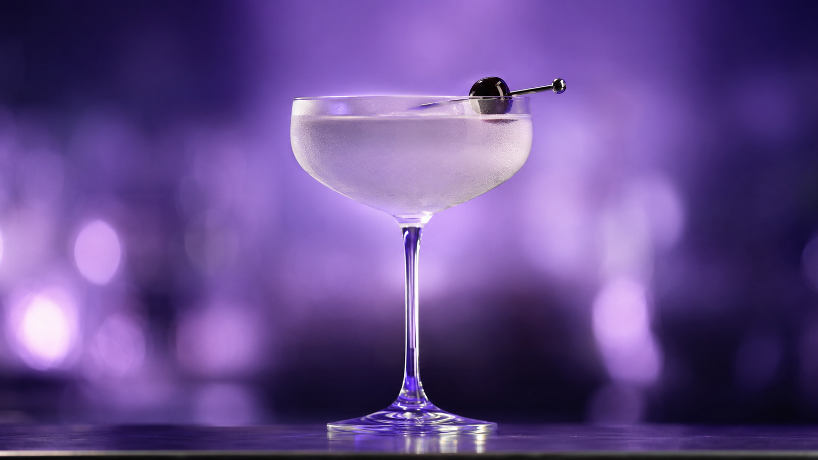 Aviation vor extrem unscharfem Neonhintergrund in der Farbe des Drinks