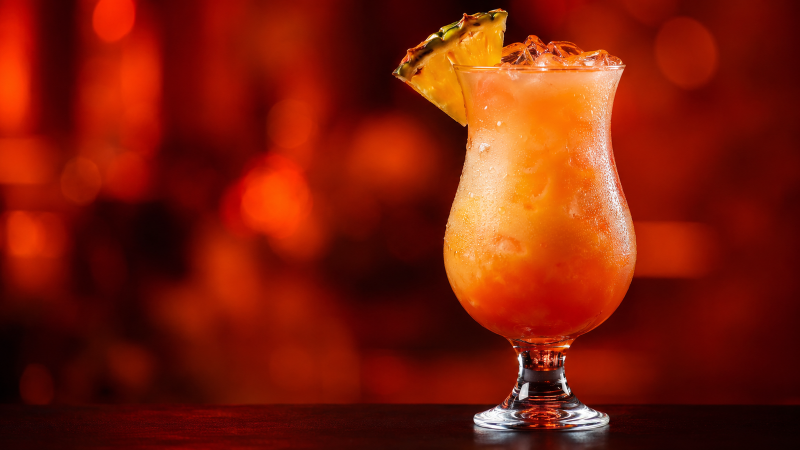 Neon Rezeptbild 232481 Bahama Mama Bahama Mama vor extrem unscharfem Neonhintergrund in der Farbe des Drinks